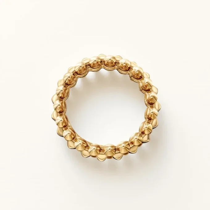 Bague Clash de Cartier, modèle moyen