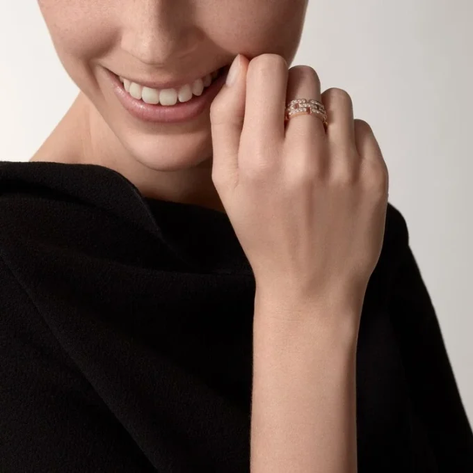 Bague Maillon Panthare, 3 demi-rangées pavées de diamants – Or rose, diamants – Cartier