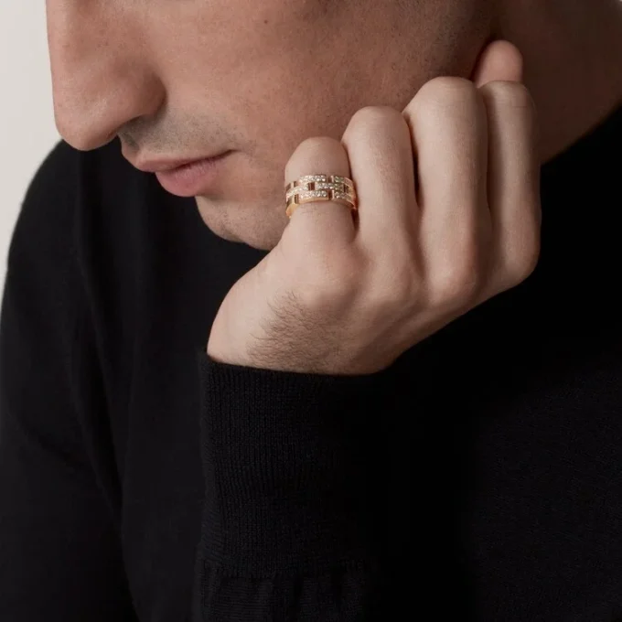 Bague Maillon Panthare, 3 demi-rangées pavées de diamants – Or rose, diamants – Cartier