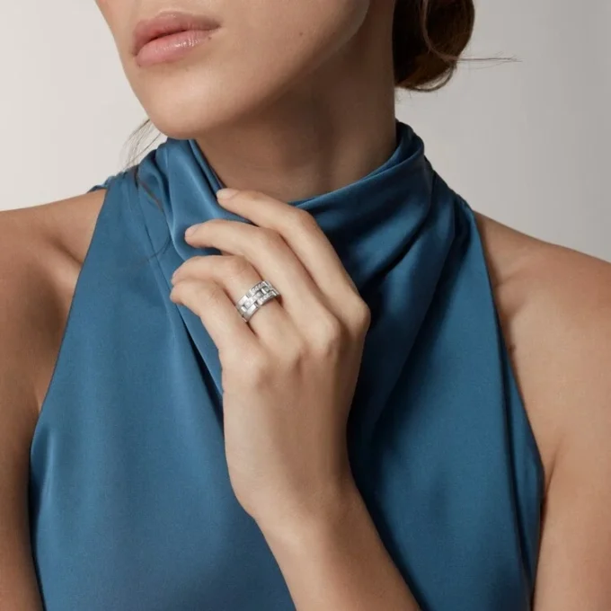 Bague Maillon Panthère, 3 demi-rangées pavées de diamants – Or blanc, diamants – Cartier