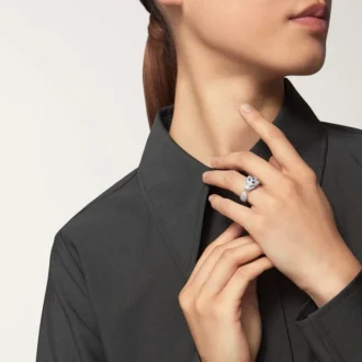 Bague Panthère de Cartier, modèle moyen, demi-sertie