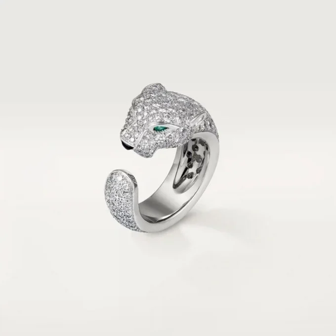 Bague Panthère de Cartier – Or blanc, diamants, émeraudes, onyx – Cartier