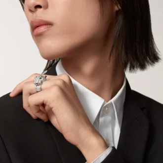 Bague Panthère de Cartier – Or blanc, diamants, émeraudes, onyx – Cartier