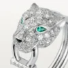 Bague Panthère de Cartier – Or blanc, diamants, émeraudes, onyx – Cartier