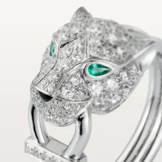 Bague Panthère de Cartier – Or blanc, diamants, émeraudes, onyx – Cartier