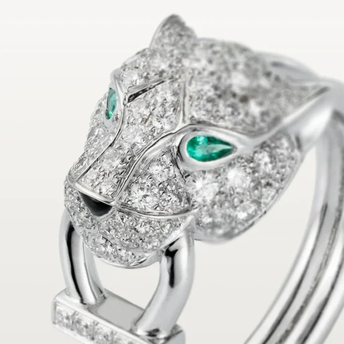 Bague Panthère de Cartier – Or blanc, diamants, émeraudes, onyx – Cartier