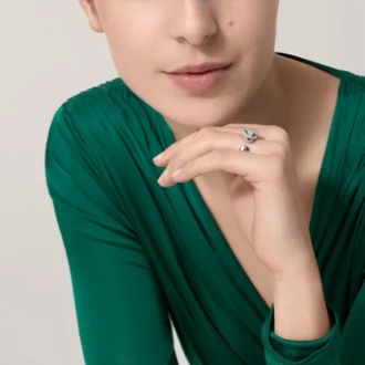 Bague Panthère de Cartier – Or blanc, diamants, émeraudes, onyx – Cartier