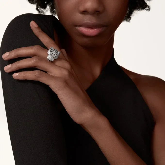Bague Panthère de Cartier – Or blanc, diamants, émeraudes, onyx – Cartier