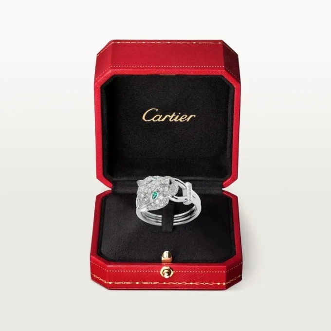 Bague Panthère de Cartier – Or blanc, diamants, émeraudes, onyx – Cartier