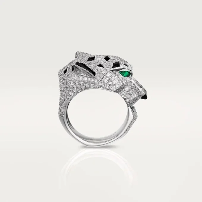Bague Panthère de Cartier – Or blanc, diamants, émeraudes, onyx – Cartier