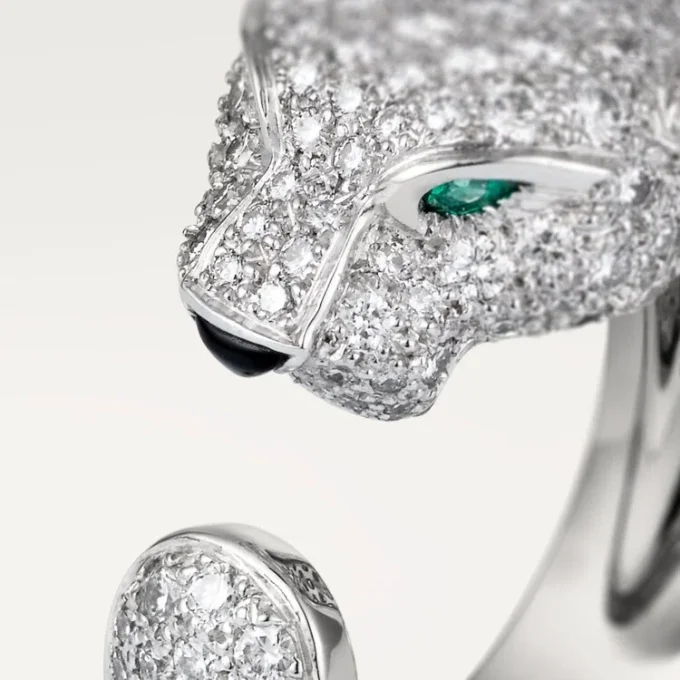 Bague Panthère de Cartier – Or blanc, diamants, émeraudes, onyx – Cartier