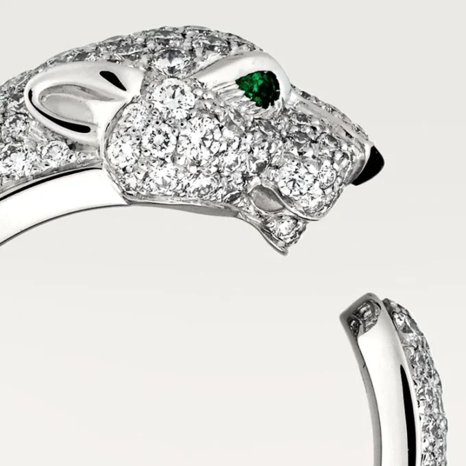 Bague Panthère de Cartier – Or blanc, diamants, émeraudes, onyx – Cartier
