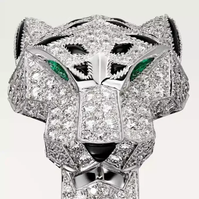 Bague Panthère de Cartier – Or blanc, diamants, émeraudes, onyx – Cartier