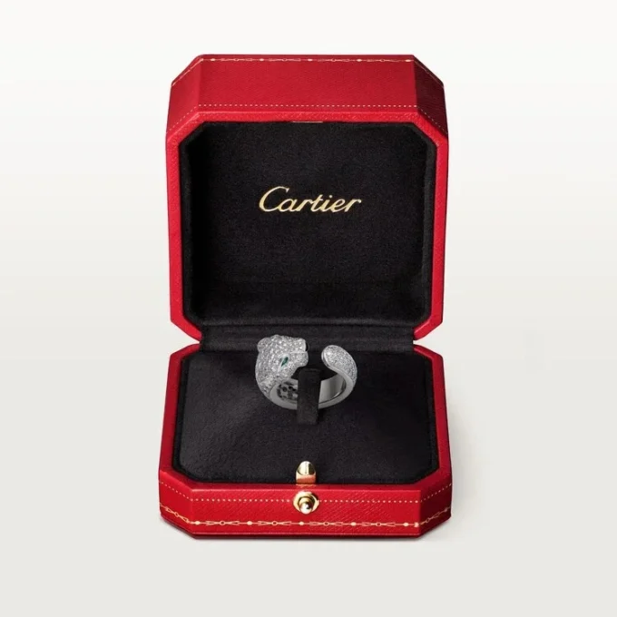Bague Panthère de Cartier – Or blanc, diamants, émeraudes, onyx – Cartier