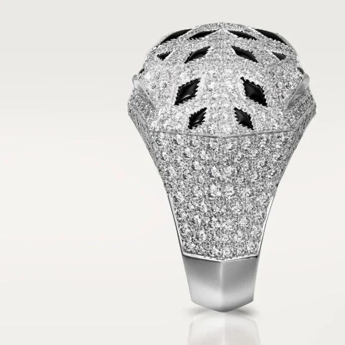 Bague Panthère de Cartier – Or blanc, diamants, émeraudes, onyx – Cartier