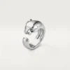 Bague Panthère de Cartier – Or blanc, grenats tsavorites, onyx – Cartier
