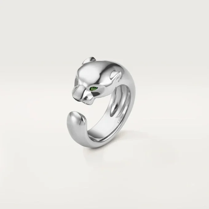 Bague Panthère de Cartier – Or blanc, grenats tsavorites, onyx – Cartier