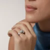 Bague Panthère de Cartier – Or blanc, grenats tsavorites, onyx – Cartier