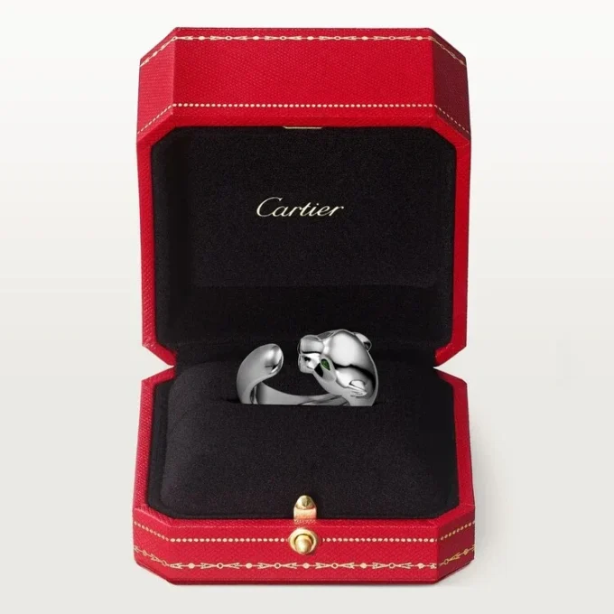 Bague Panthère de Cartier – Or blanc, grenats tsavorites, onyx – Cartier