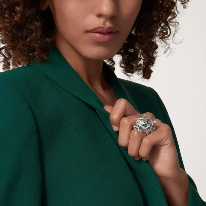 Bague Panthère de Cartier – Or blanc, émeraudes, onyx, diamants – Cartier
