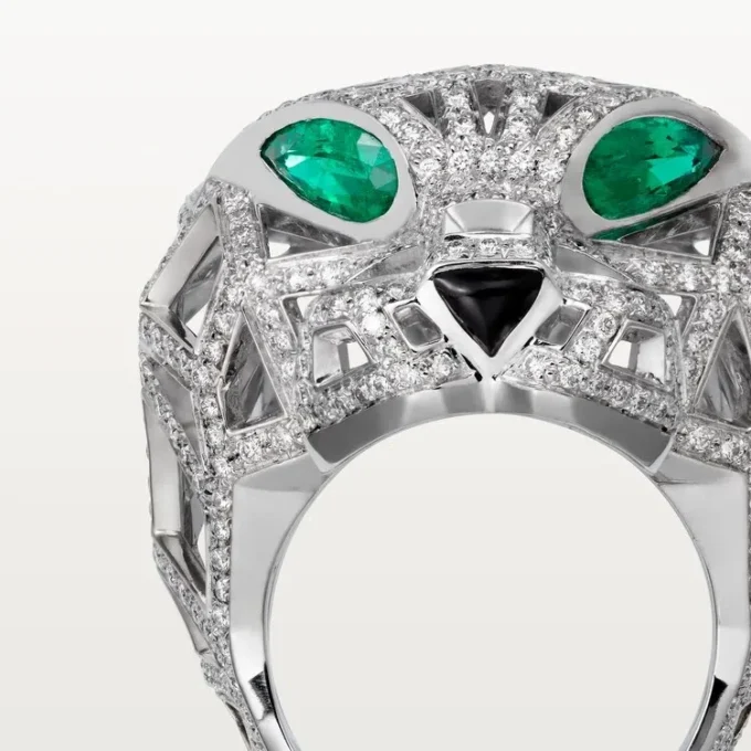 Bague Panthère de Cartier – Or blanc, émeraudes, onyx, diamants – Cartier