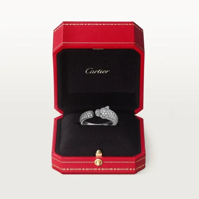 Bague Panthère de Cartier – Or blanc, émeraudes, onyx, diamants – Cartier