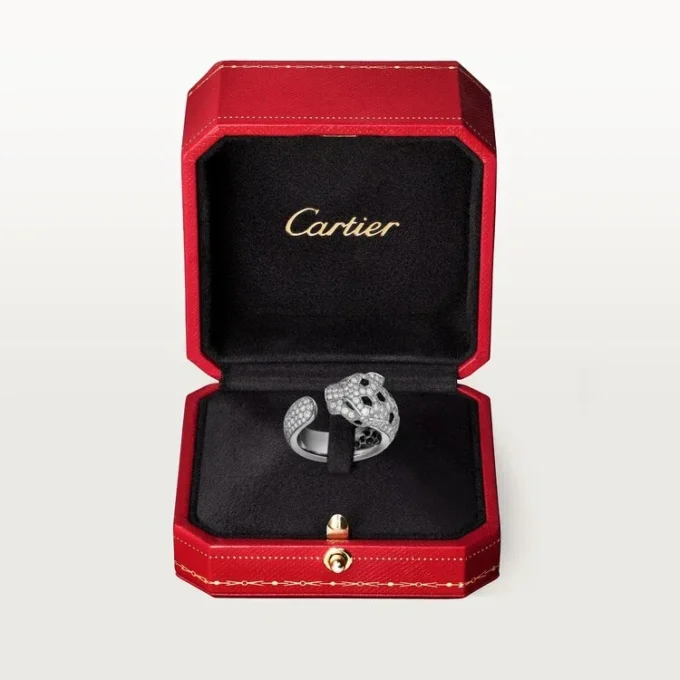 Bague Panthère de Cartier – Or blanc, émeraudes, onyx, diamants – Cartier