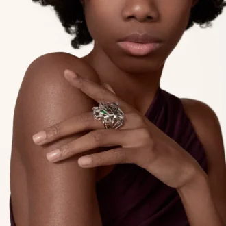 Bague Panthère de Cartier – Or blanc non rhodié, grenats tsavorites, onyx – Cartier