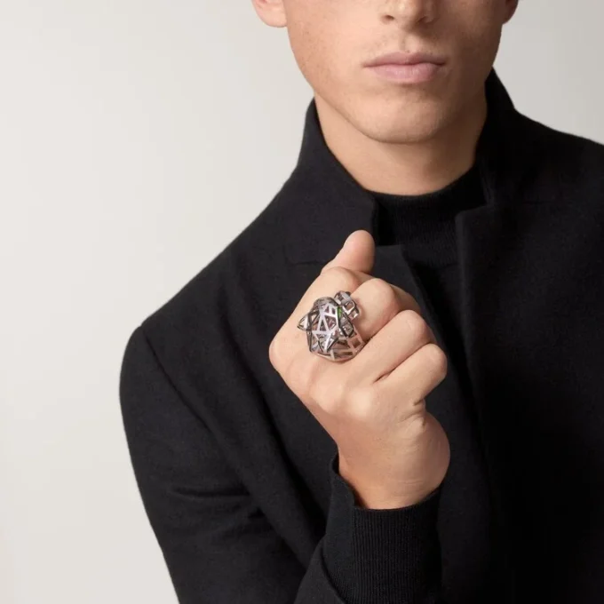 Bague Panthère de Cartier – Or blanc non rhodié, grenats tsavorites, onyx – Cartier