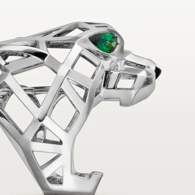 Bague Panthère de Cartier – Or blanc non rhodié, grenats tsavorites, onyx – Cartier