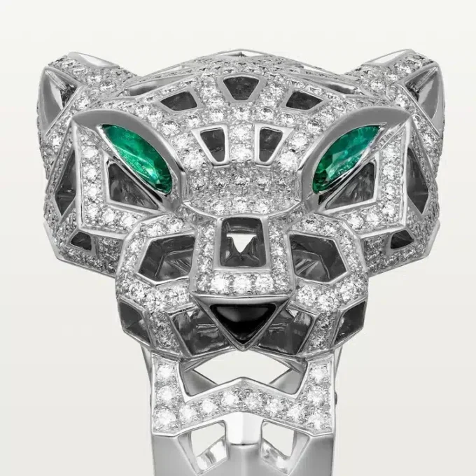 Bague Panthère de Cartier – Or blanc, onyx, émeraudes, diamants – Cartier