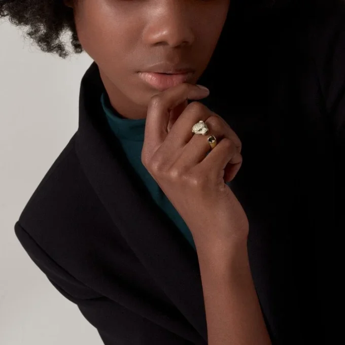 Bague Panthère de Cartier – Or jaune, diamants, émeraudes, onyx – Cartier