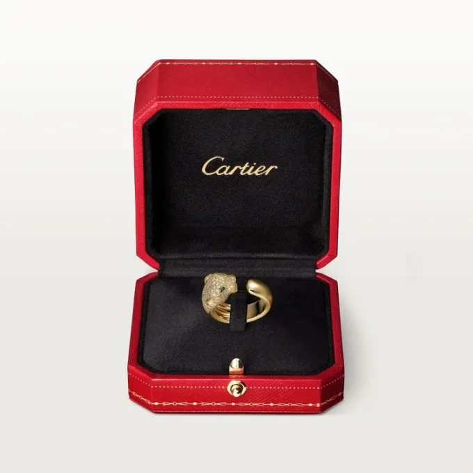 Bague Panthère de Cartier – Or jaune, diamants, émeraudes, onyx – Cartier
