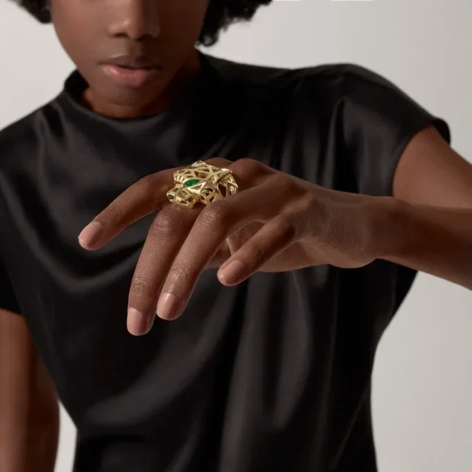 Bague Panthère de Cartier – Or jaune, grenats tsavorites, onyx – Cartier