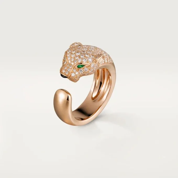 Bague Panthère de Cartier – Or rose, diamants, émeraudes, onyx – Cartier