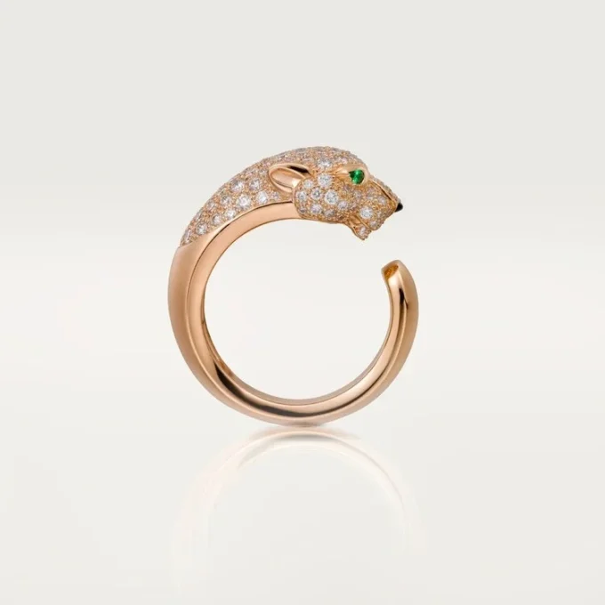 Bague Panthère de Cartier – Or rose, diamants, émeraudes, onyx – Cartier