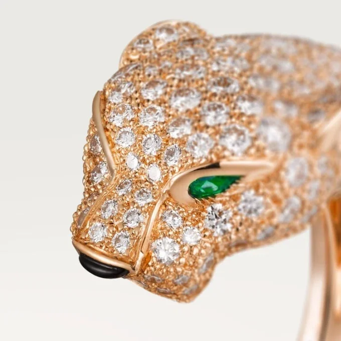 Bague Panthère de Cartier – Or rose, diamants, émeraudes, onyx – Cartier