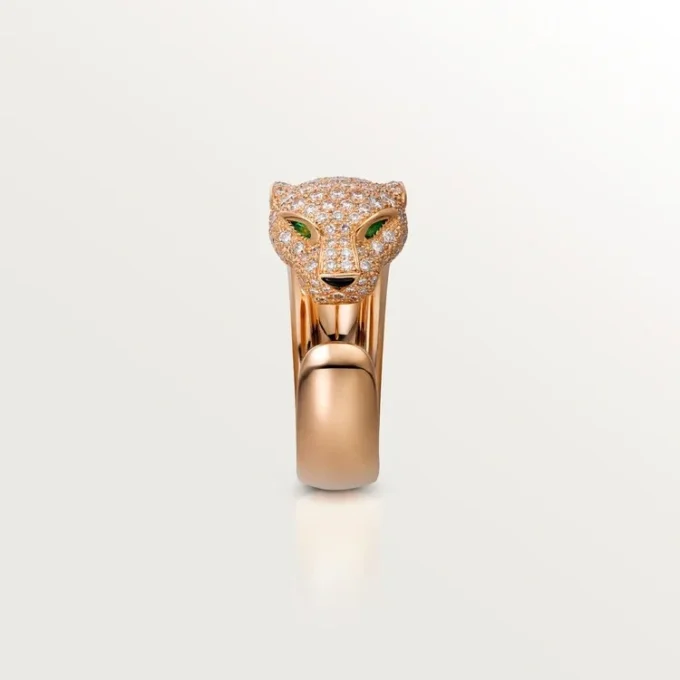 Bague Panthère de Cartier – Or rose, diamants, émeraudes, onyx – Cartier