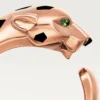 Bague Panthère de Cartier – Or rose, grenats tsavorites, onyx – Cartier