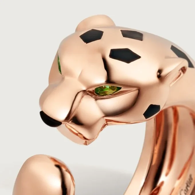 Bague Panthère de Cartier – Or rose, grenats tsavorites, onyx – Cartier