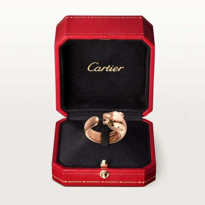 Bague Panthère de Cartier – Or rose, grenats tsavorites, onyx – Cartier