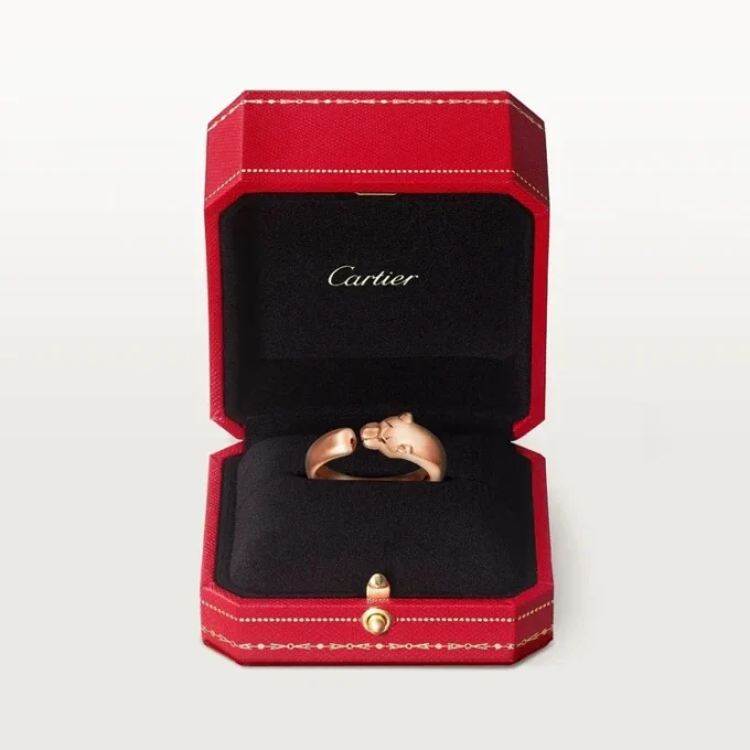 Bague Panthère de Cartier – Or rose, grenats tsavorites, onyx – Cartier