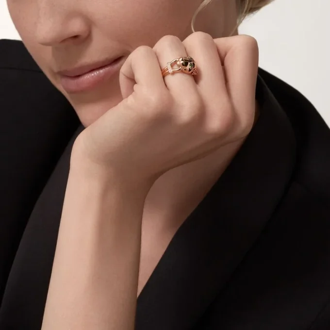 Bague Panthère de Cartier – Or rose, grenats tsavorites, onyx, laque noire, diamants – Cartier