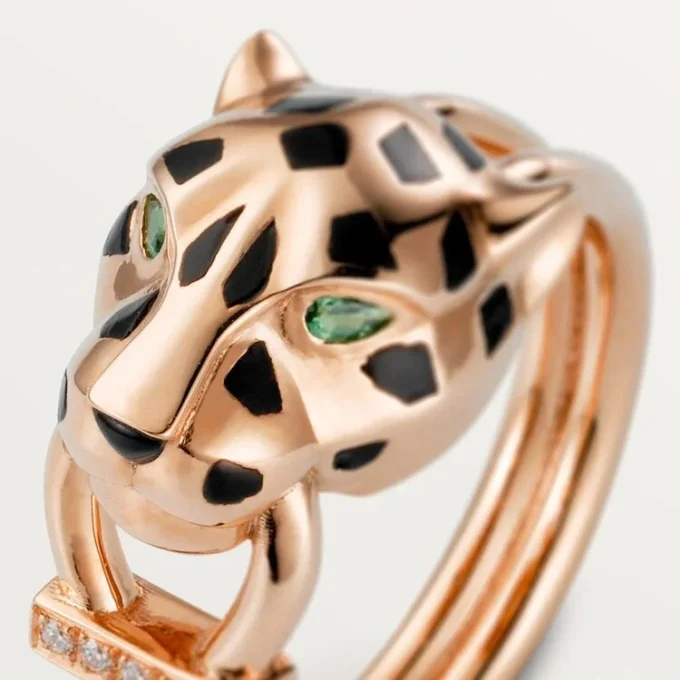 Bague Panthère de Cartier – Or rose, grenats tsavorites, onyx, laque noire, diamants – Cartier