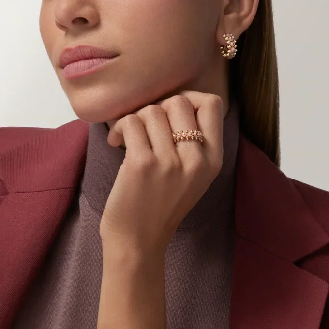 Boucles d&rsquo;oreilles Clash de Cartier, calcédoine rose