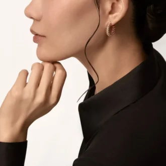 Boucles d&rsquo;oreilles créoles Clash de Cartier, petit modèle, pavées