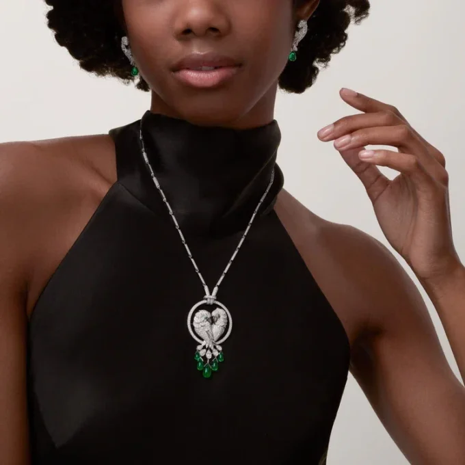 Boucles d&rsquo;oreilles Faune et Flore de Cartier, gouttes d&rsquo;émeraude, pavées
