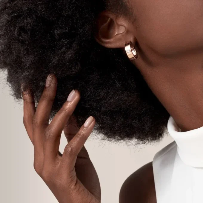 Boucles d&rsquo;oreilles Love – Or rose, diamants – Cartier
