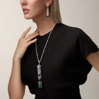 Boucles d&rsquo;oreilles Panthère de Cartier, émeraudes, pavées