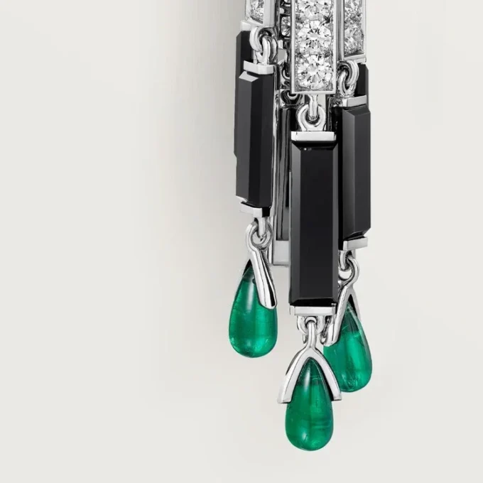 Boucles d&rsquo;oreilles Panthère de Cartier, émeraudes, pavées
